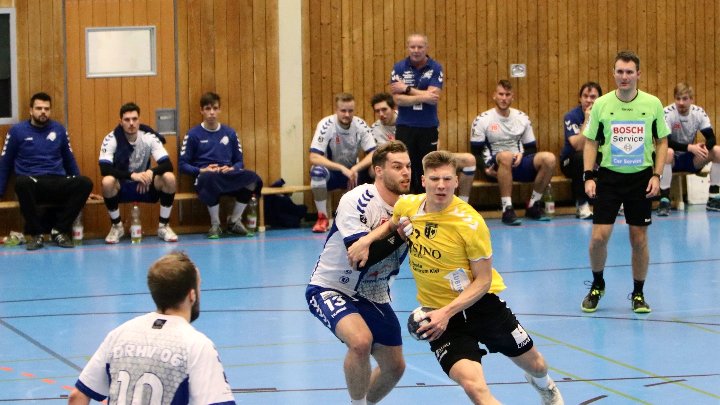 Tim Bielzer verteidigt seinen Gegenspieler im Spiel