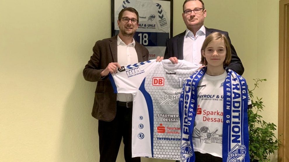 IHM GmbH Trikotsponsor Sebastian Glock und Mirko Mathias präsentieren die IHM GmbH als neuen Trikotsponsor