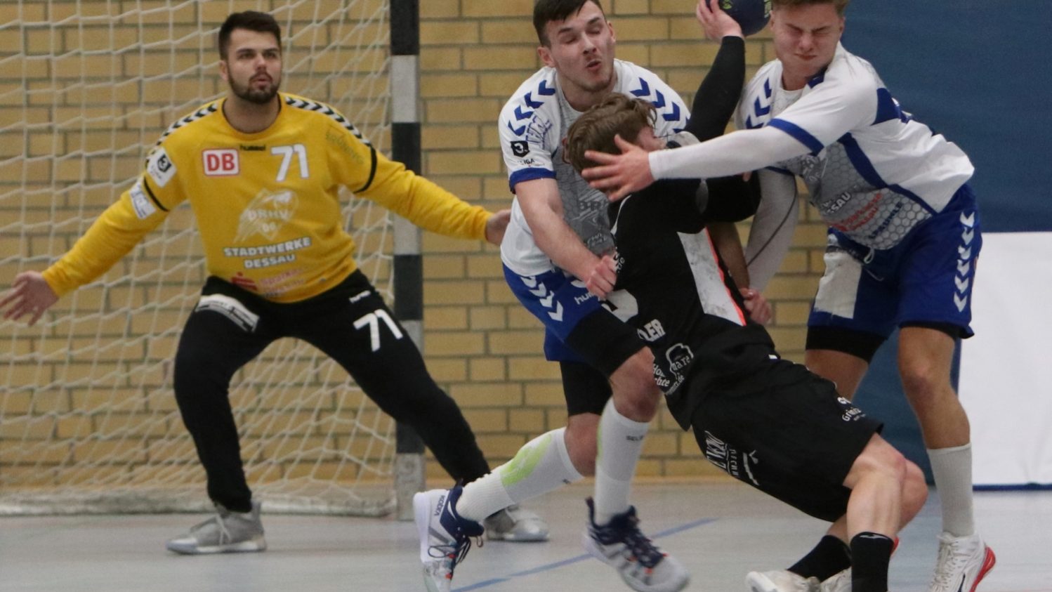 Timo Löser und Jörn Persson verteidigen ihren Gegenspieler im Spiel gegen die HSG Ostsee N/G