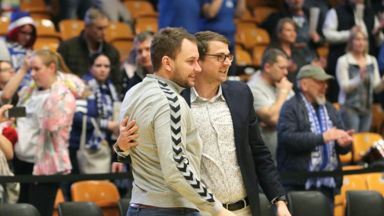 Manager Sebastian Glock mit Kapitän Tomas Pavlicek