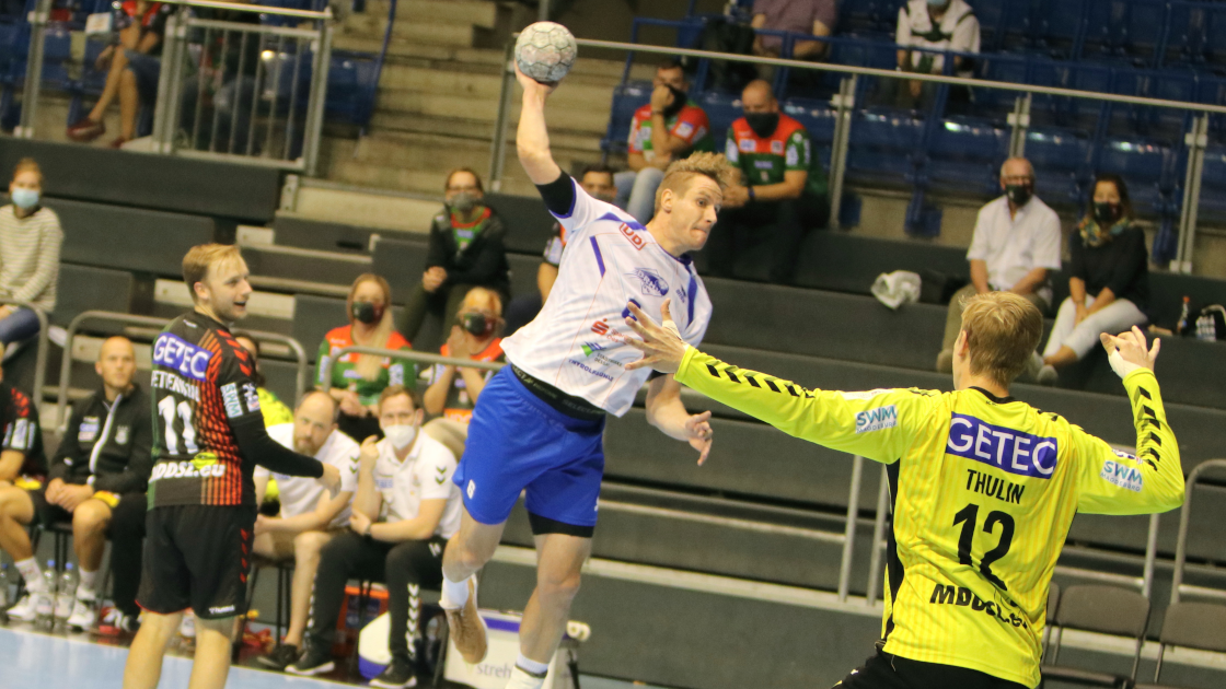 Jakub Hrstka beim Wurf gegen den SC Magdeburg