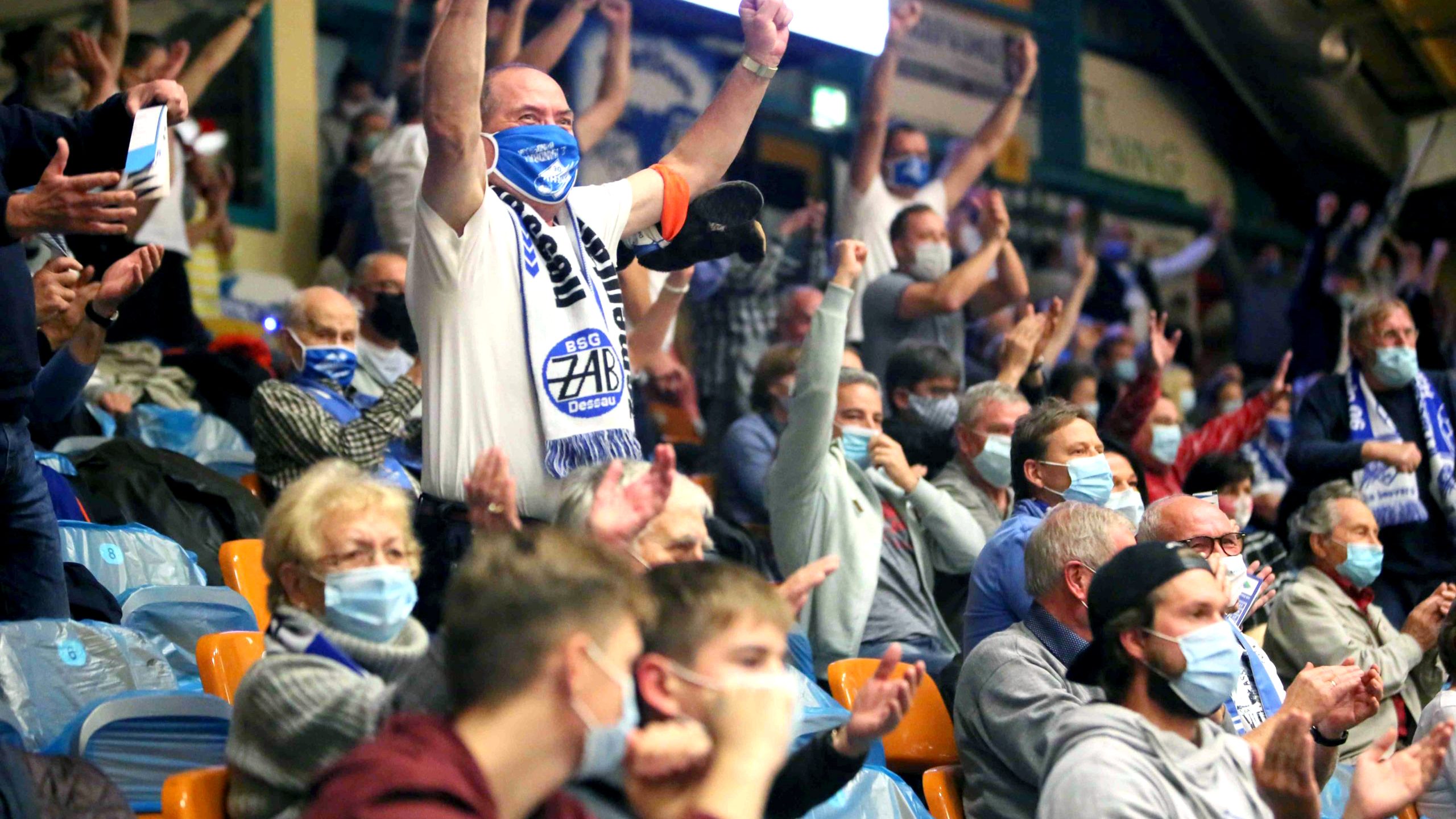 Foto eines Zuschauers, der sich über ein Tor des DRHV in der Anhalt-Arena freut