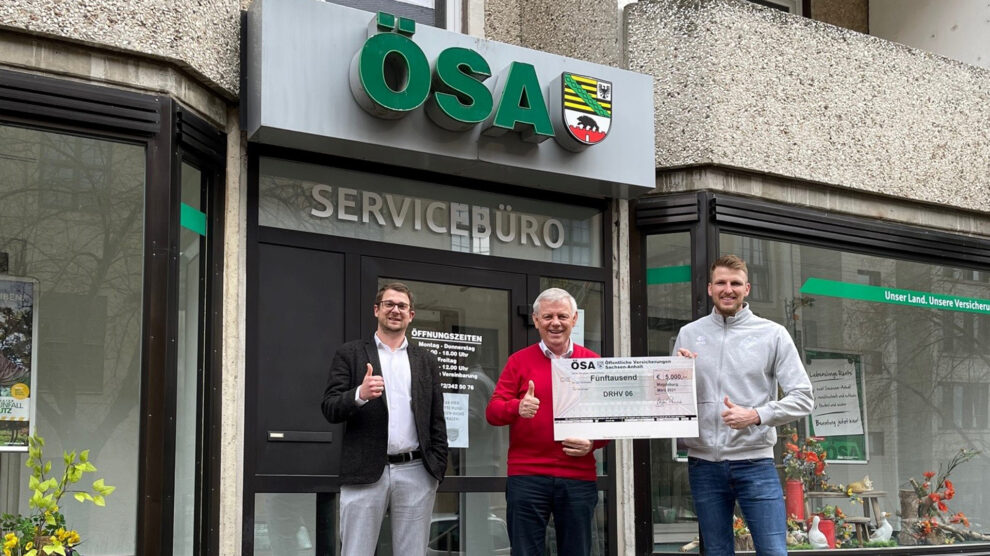 drhv_bg_16_9_mit-Rahmen_weißBG Scheckübergabe ÖSA-Versicherung 2021