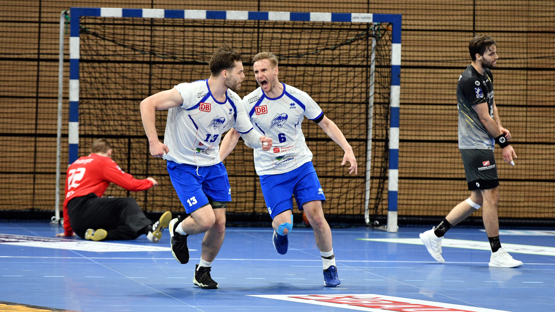 Jakub Hrstka und Tim Bielzer beim OStderby gegen den HC Elbflorenz Dresden Saison 2020/21