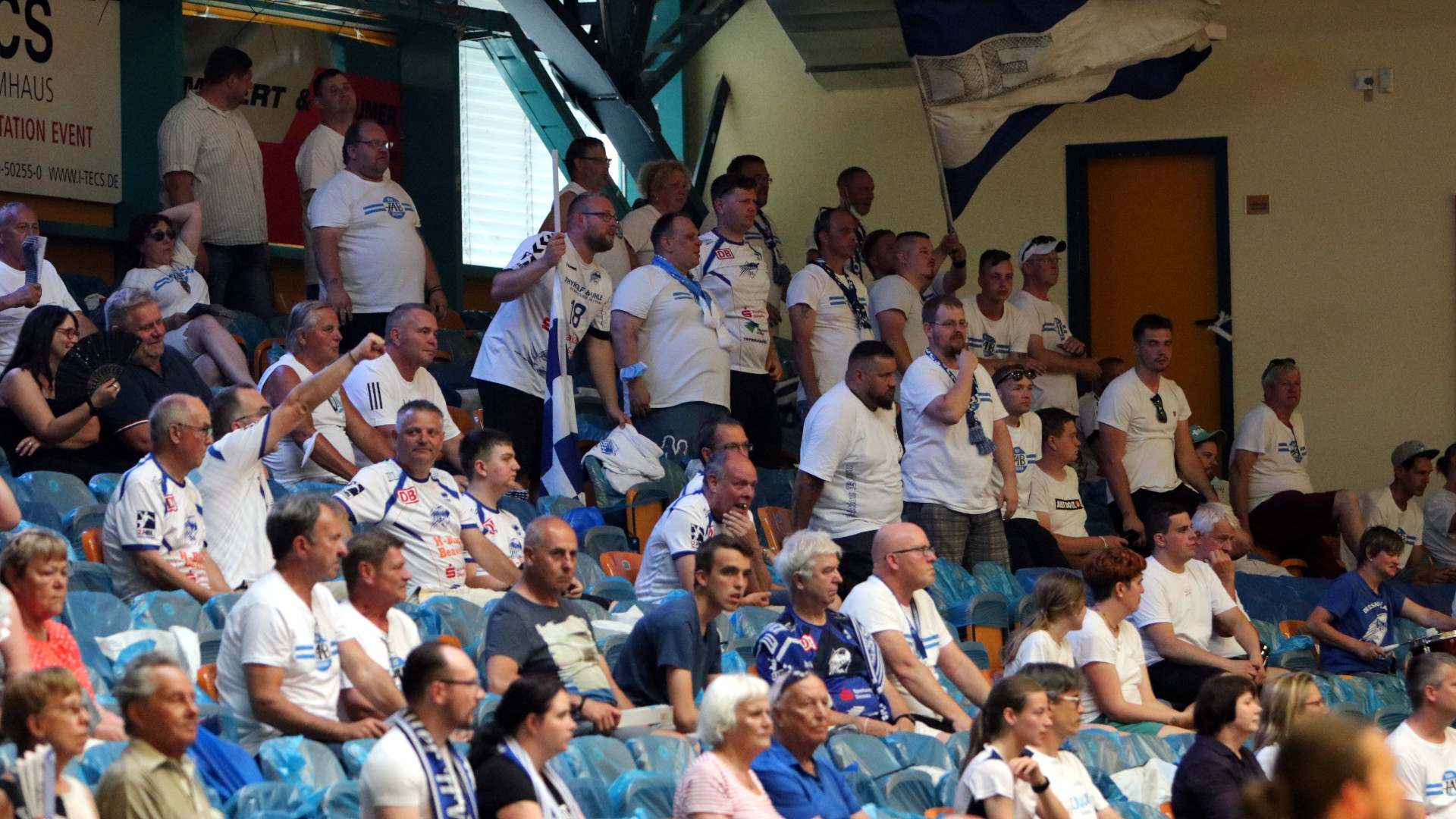 Zuschauer in der Anhalt-Arena 2021