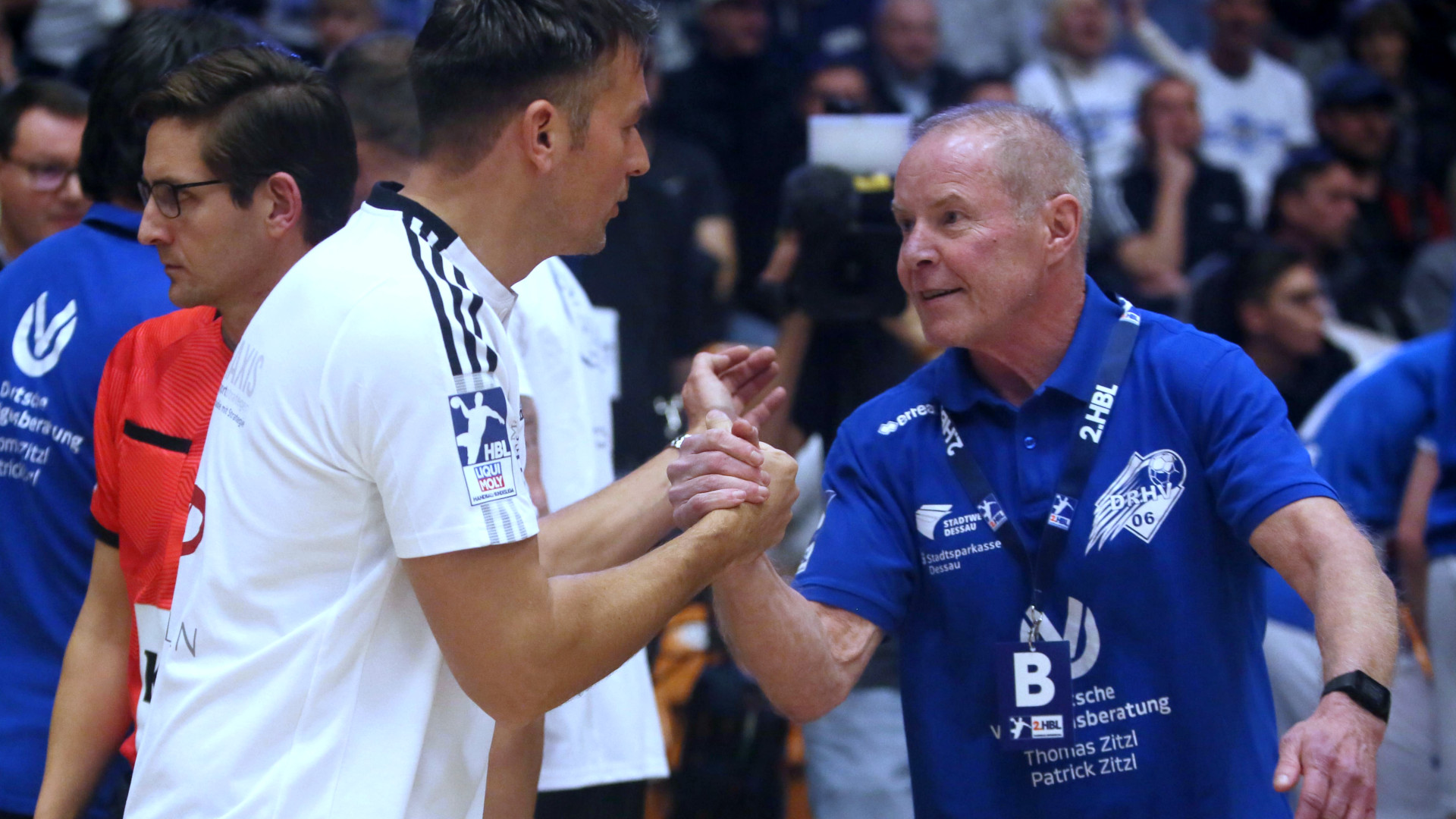Uwe Jungandreas mit Christian Prokop beim DHB-Pokalspiel im Dezember 2022
