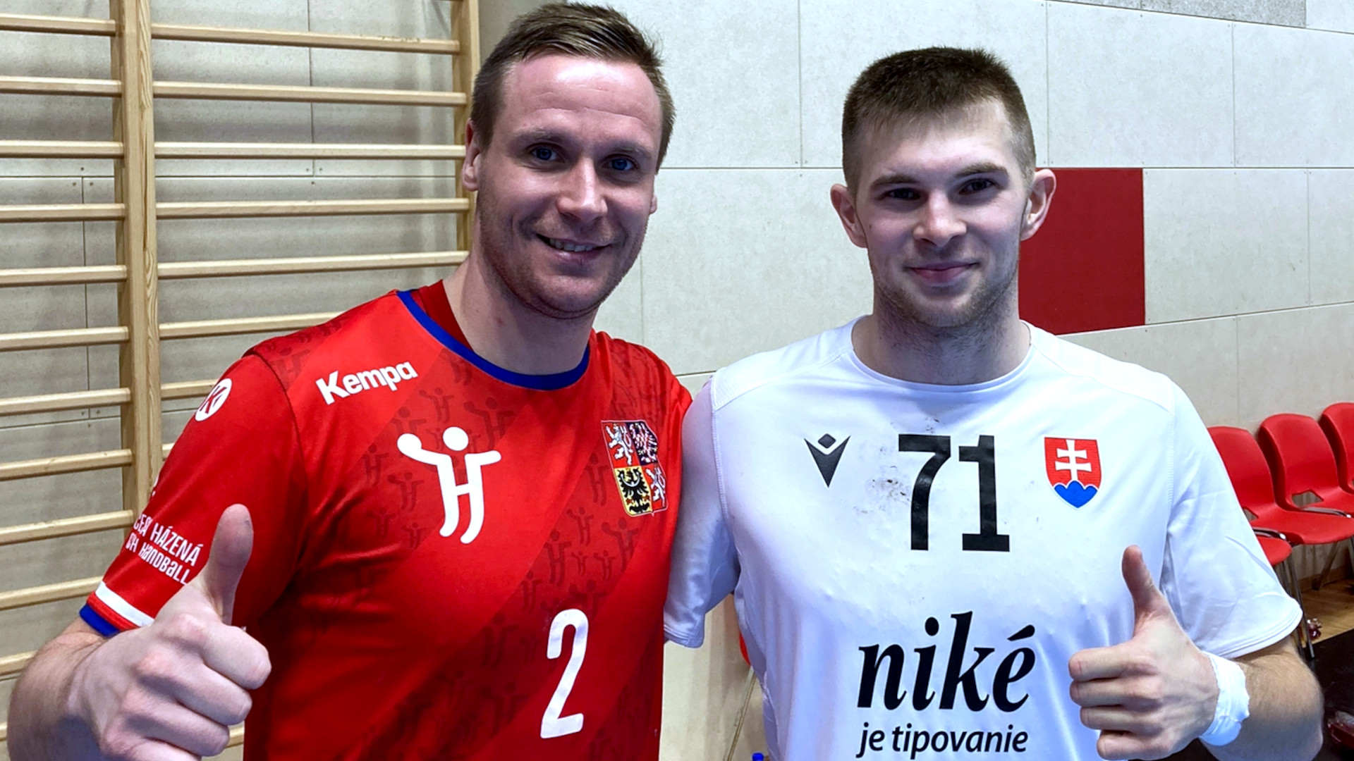 jakub-david-0123 Jakub Hrstka und David Mišových im Trikot ihrer Nationalmannschaft Januar 2023