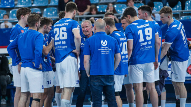DRHV-Trainer Uwe Jungandreas bei einer Auszeit im Spiel gegen die SG BBM Bietigheim Saison 2022/23